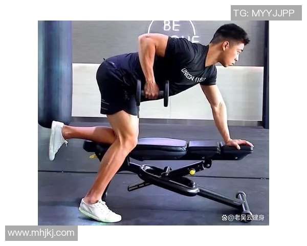 哑铃划船标准动作详解助你塑造完美背部肌肉与提升力量表现